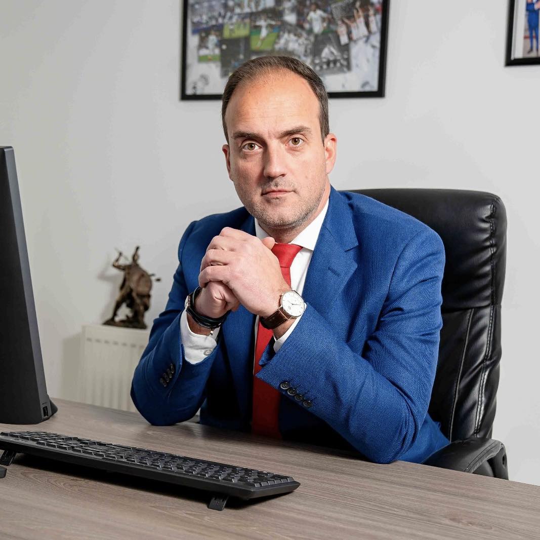 https://credora.ro/wp-content/uploads/2025/12/robert-marcu-ceo.jpg